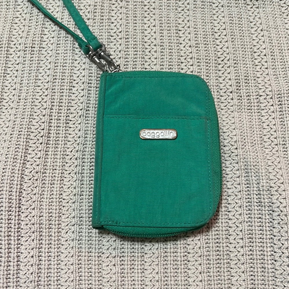 💚 Green & Orange Baggallini Wristlet 💚